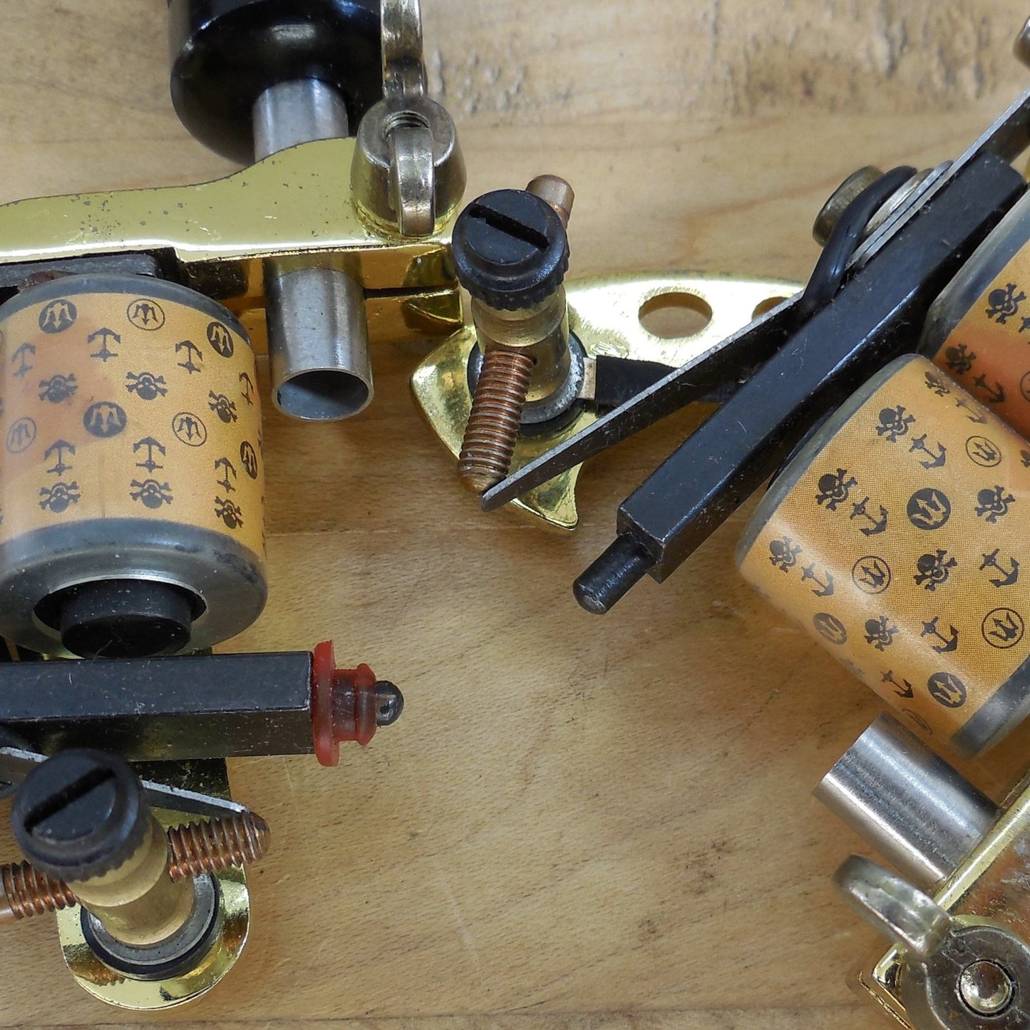 Dragonhawk Tattoo Pair Gold Plated Coil Machines & Power Suppy Untested