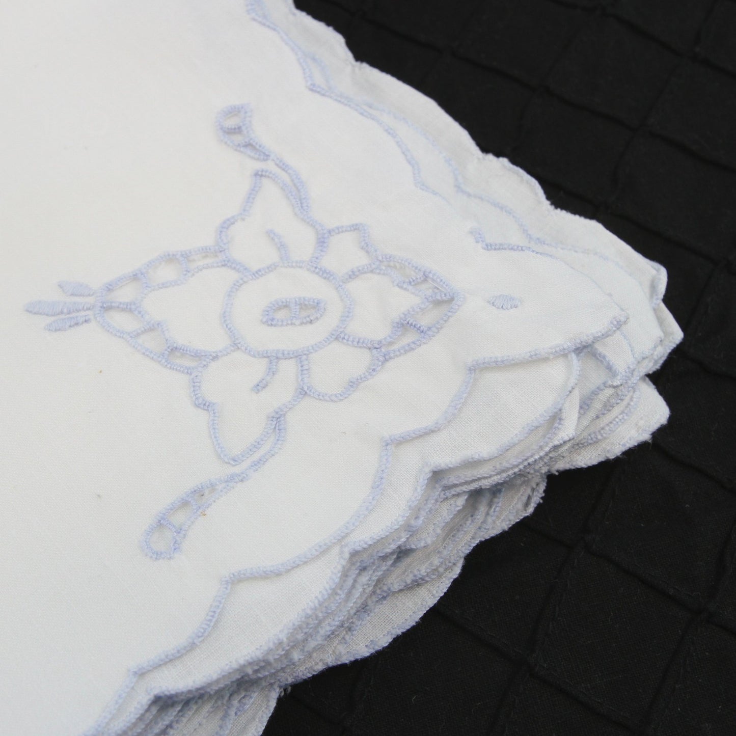 Set 8 White Linen Cloth Napkins Blue Design Corner Scallop Edge 16" Square