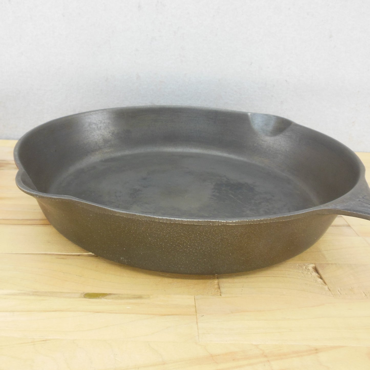 Griswold Cast Iron No. 10 Skillet 716 B Smooth Bottom Lg. Block Logo Spouts