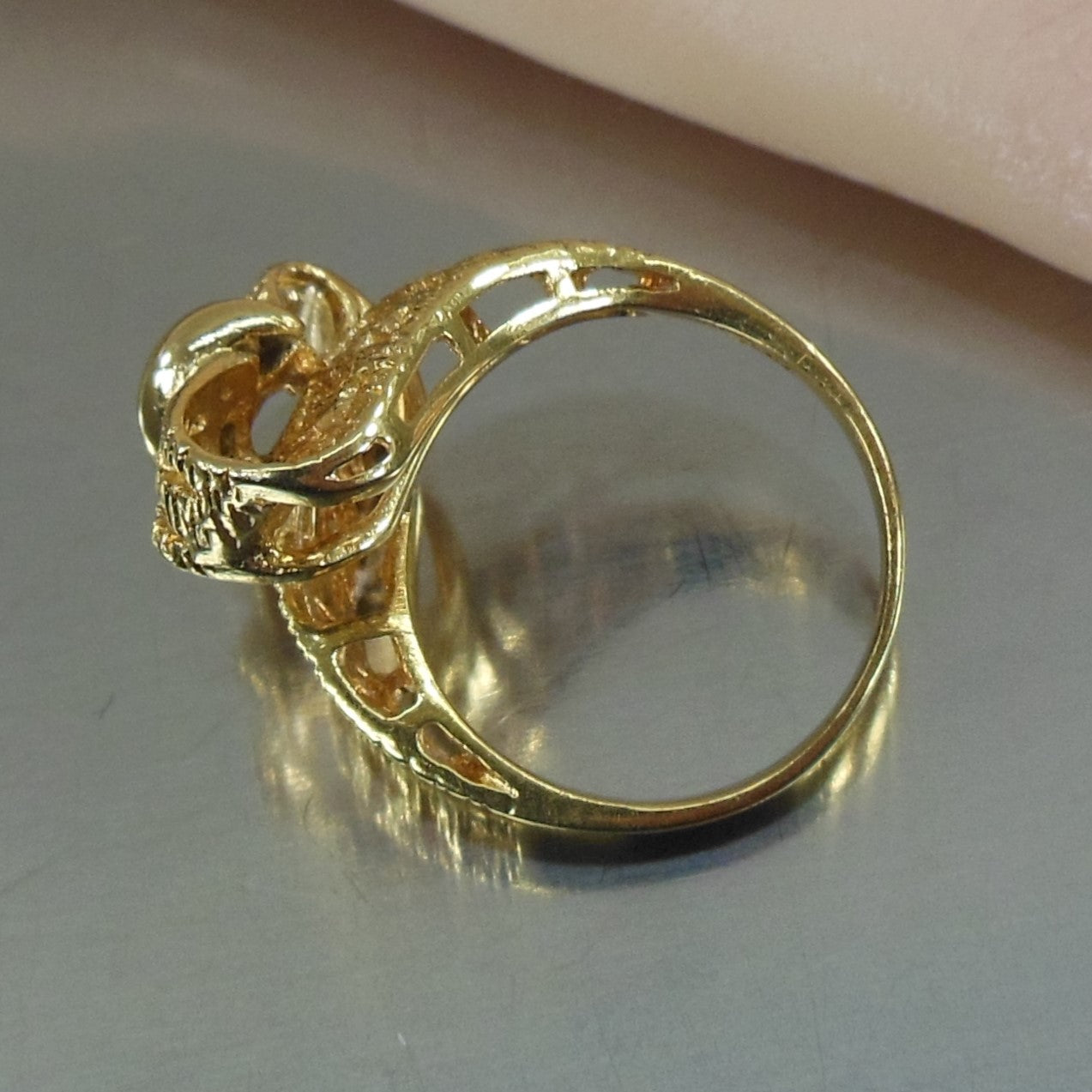 Unbranded 1966 18K Yellow Gold Lady's Ribbon Belt Ring Size 7 estate