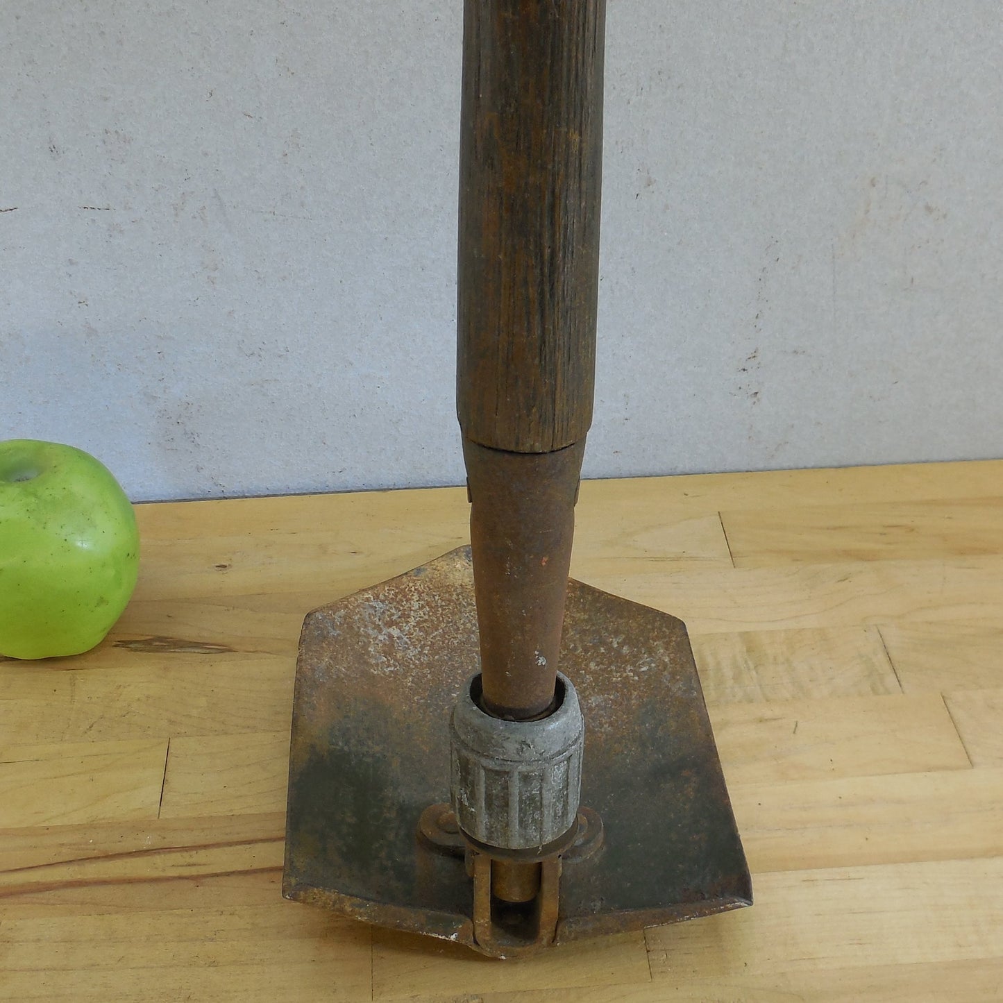 Ames US Army WWII Era 1945 Folding Trench Foxhole Pack Shovel OD Green