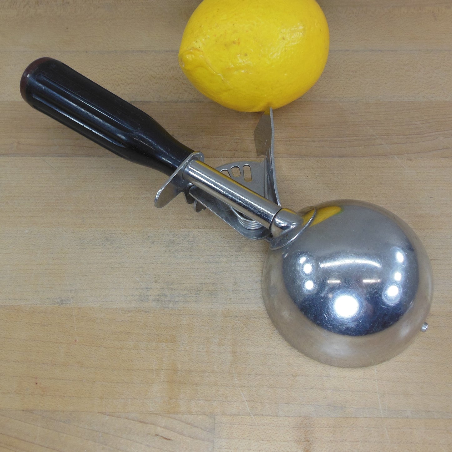 Brand Ware Japan #8 Ice Cream Scoop Disher 2-3/4" used