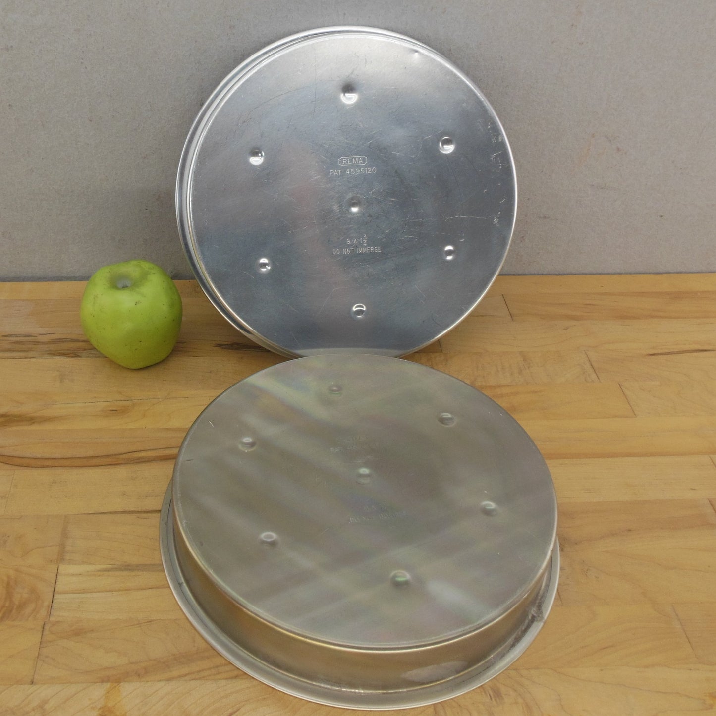 REMA USA Pair Insulated Aluminum Round Cake Pans 9 x 1-3/4 Patented