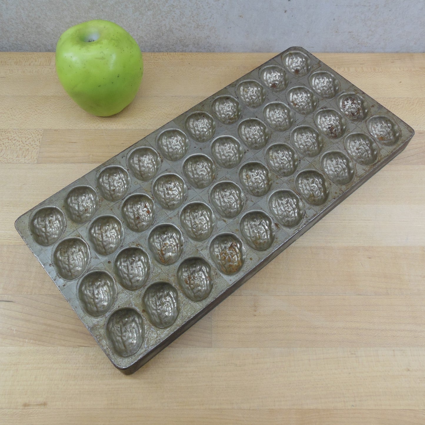 Eppelsheimer & Co. NYC 1944 Iron Chocolate Candy Mold Walnut 40 Nuts