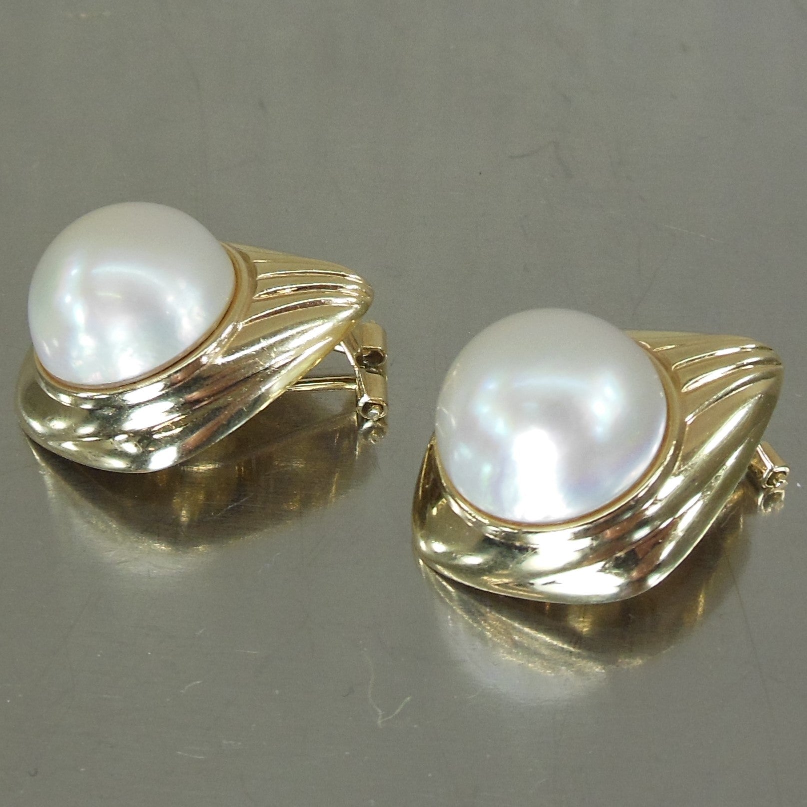Unbranded 14K Yellow Gold Mabe Pearl Clip Earrings estate