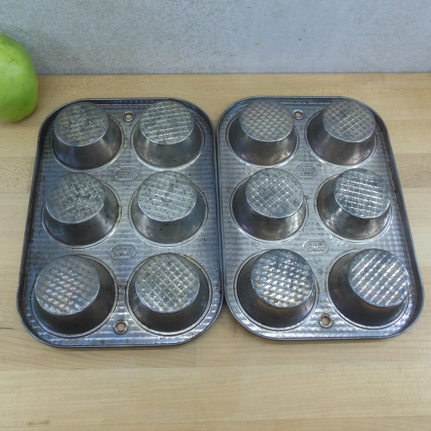 Ekco Ovenex Waffle Weave Tinned Steel Muffin Pans N-60 6 Hole used