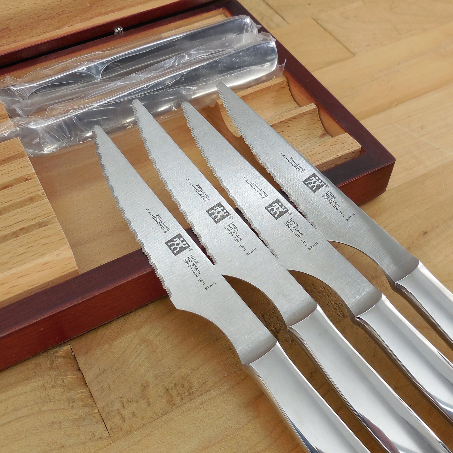 Zwilling J.A.Henckels 39035-000 Serrated Steak Knives Boxed 8 Set New
