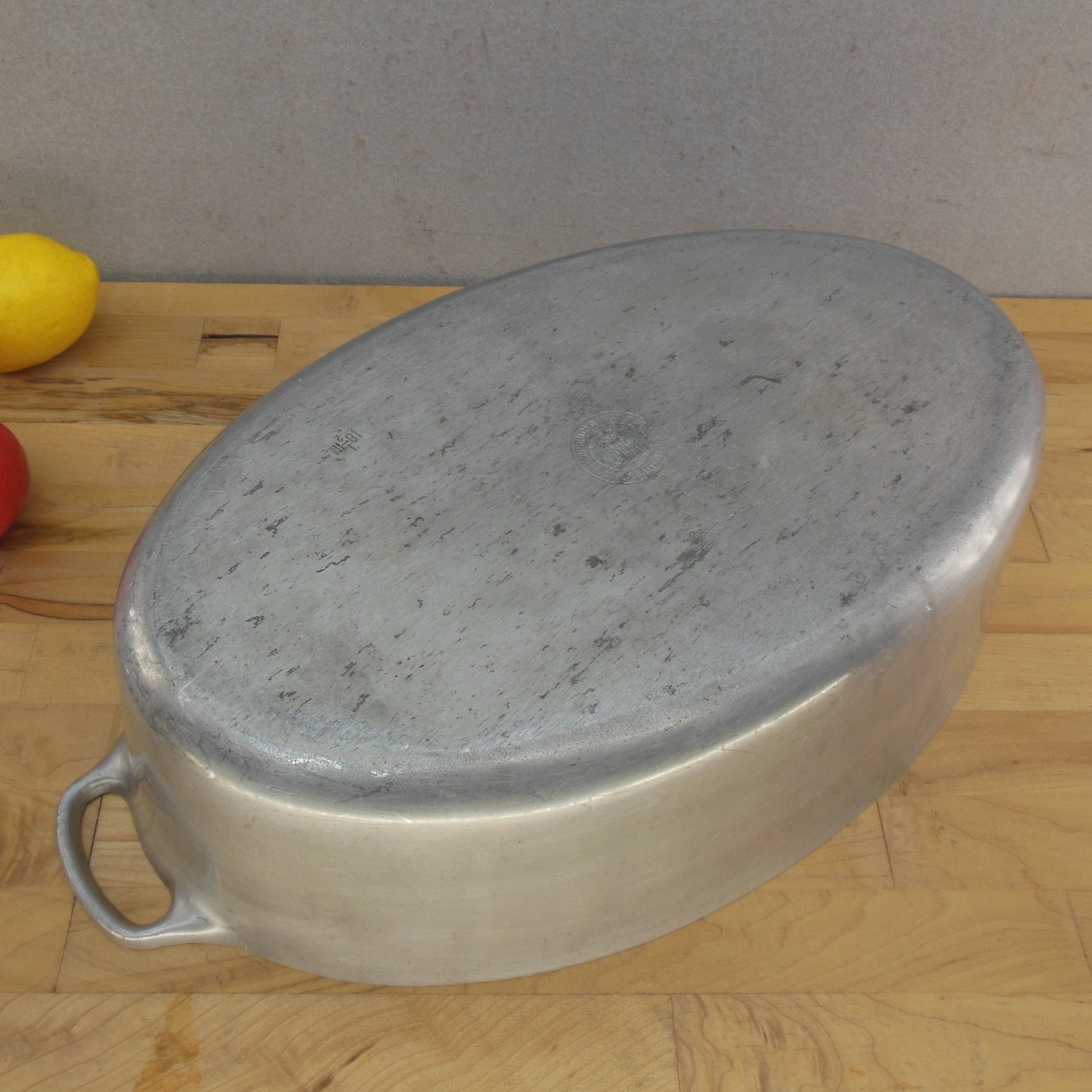 Household Institute Aluminum 10 Quart Oval Roaster Pot & Lid 18-1/2" Bottom