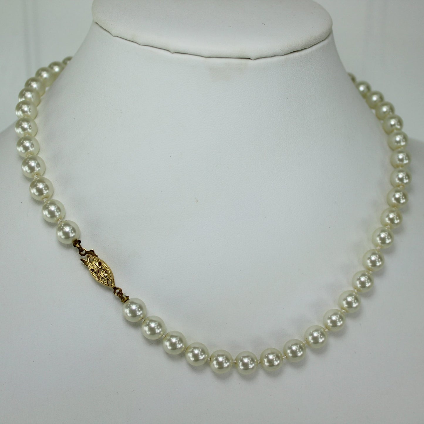 Classic Pearl Necklace Princess Length 18" Knotted 7.5mm Luminous Pearls locking closure