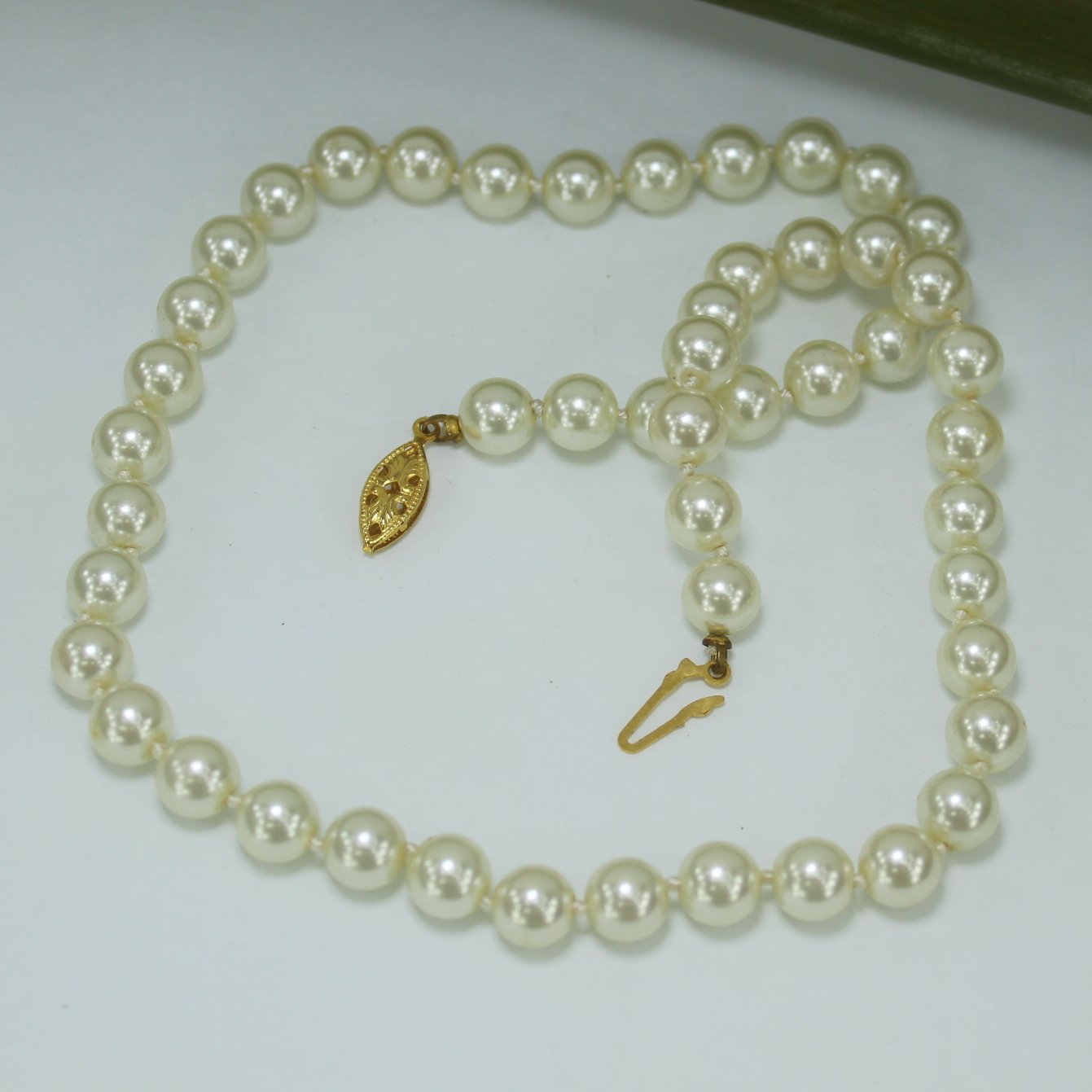 Classic Pearl Necklace Princess Length 18" Knotted 7.5mm Luminous Pearls closeup view