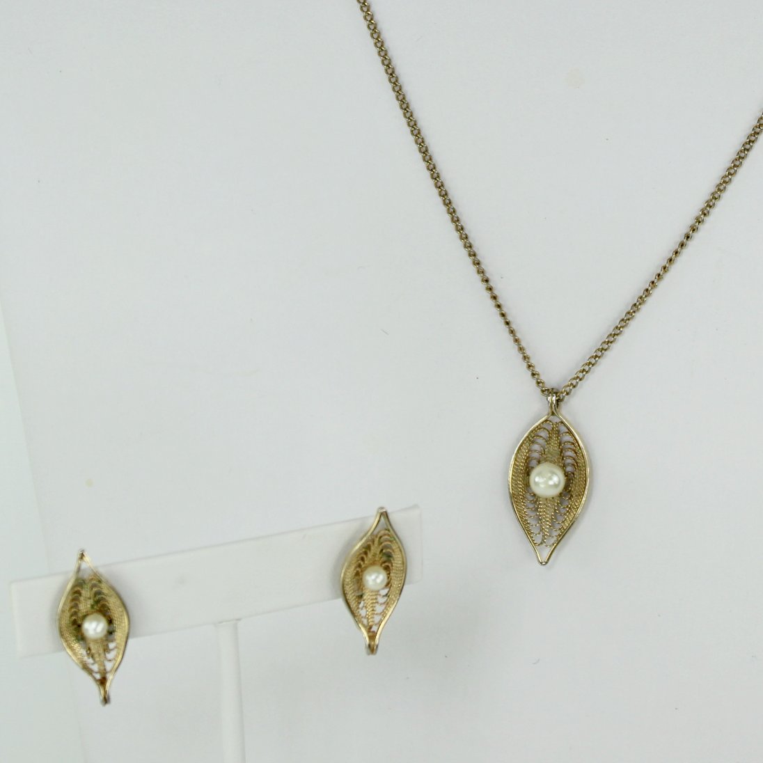 Sarah Coventry Necklace Clip Earrings Set Filigree Pearl neck view