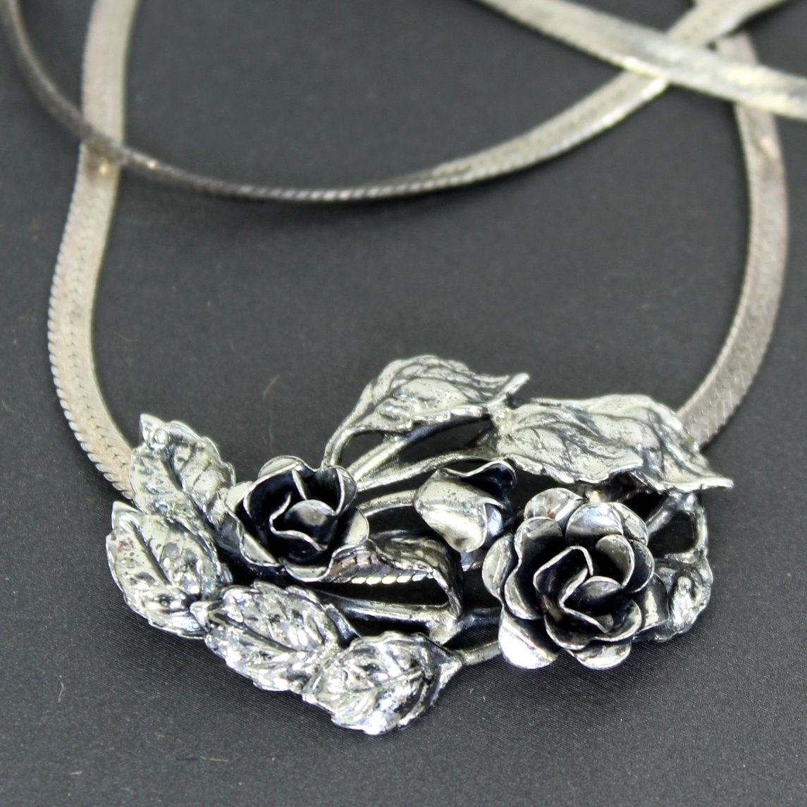 Danecraft Vintage Pendant Necklace 925 Sterling Dimensional Roses Leaves closeup of chain