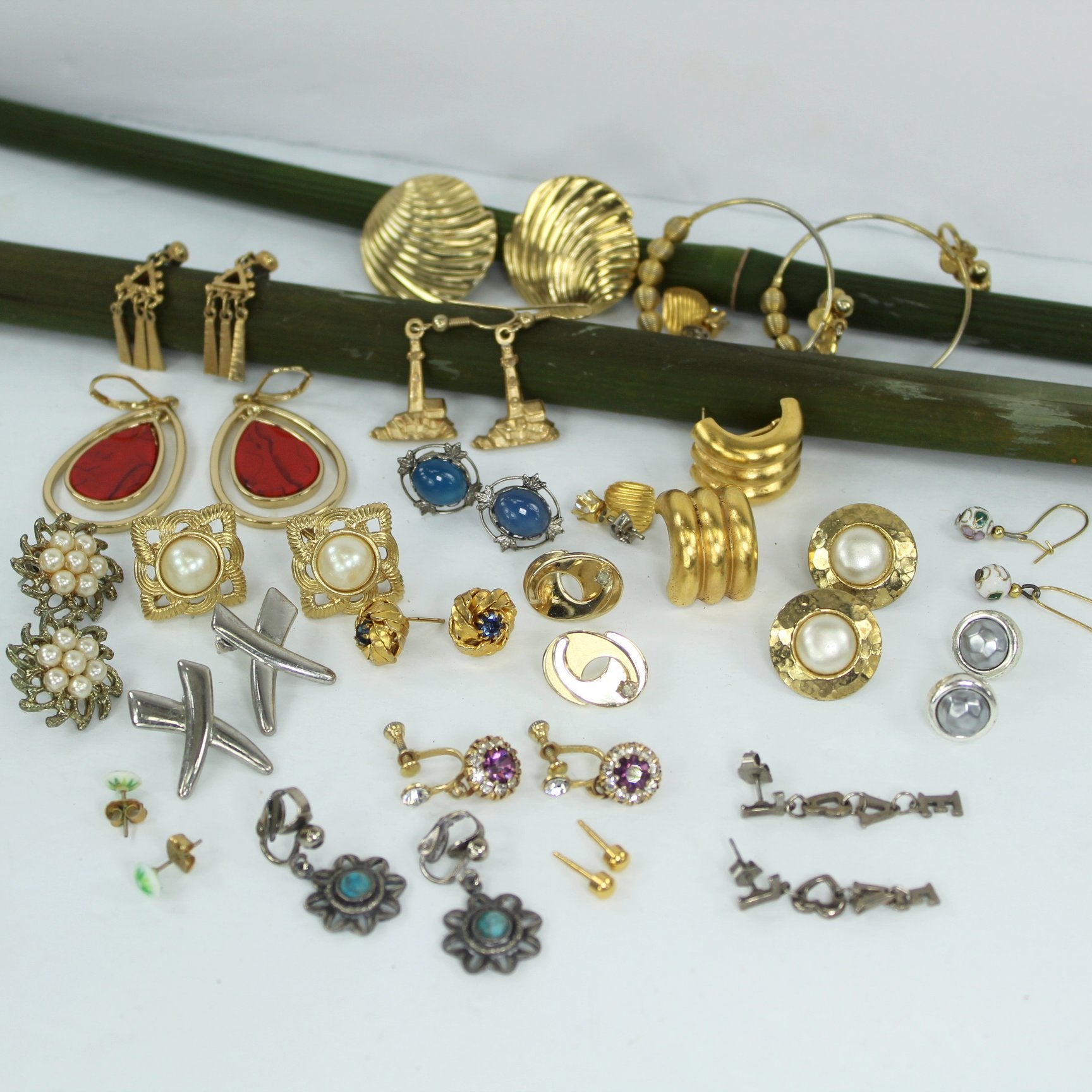 Lot hot of 21 vintage earrings