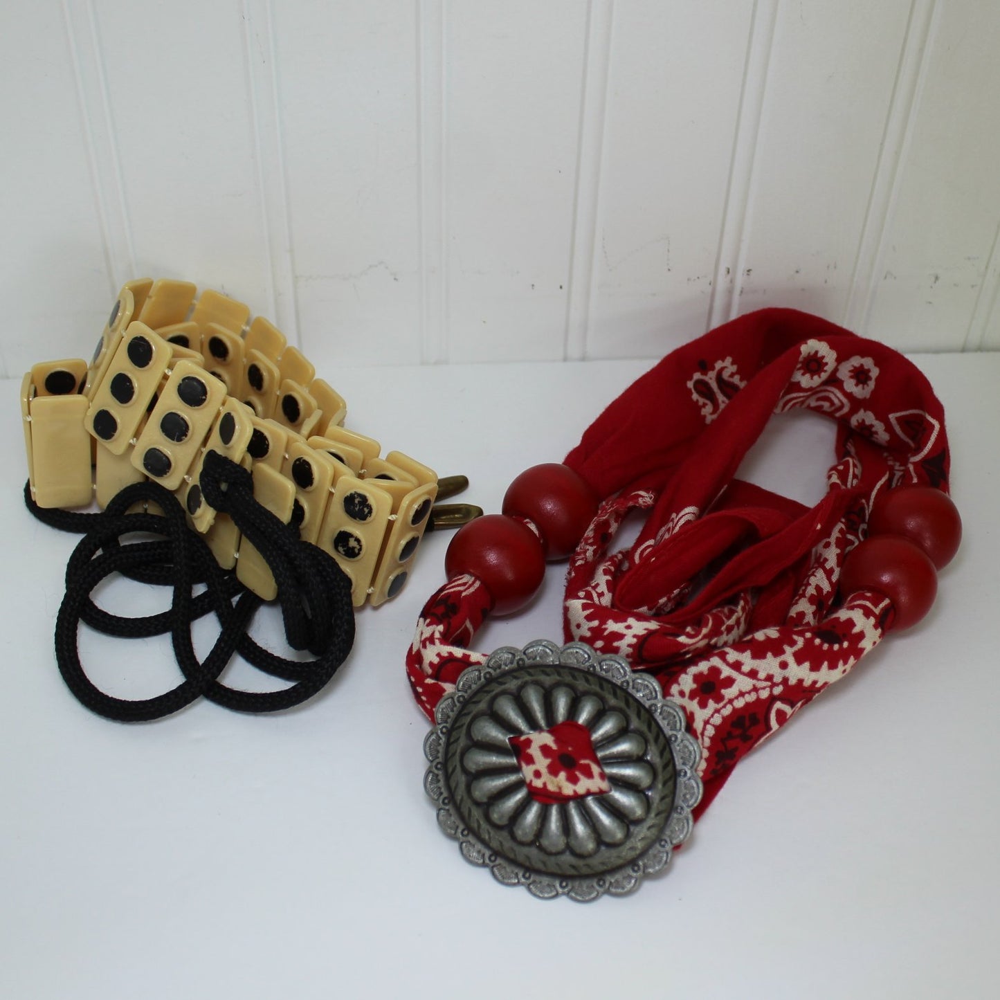 Lot Collection 11 Vintage Belts Stretch Cord Metal Cloisonne Buckle Use DIY closeup partial