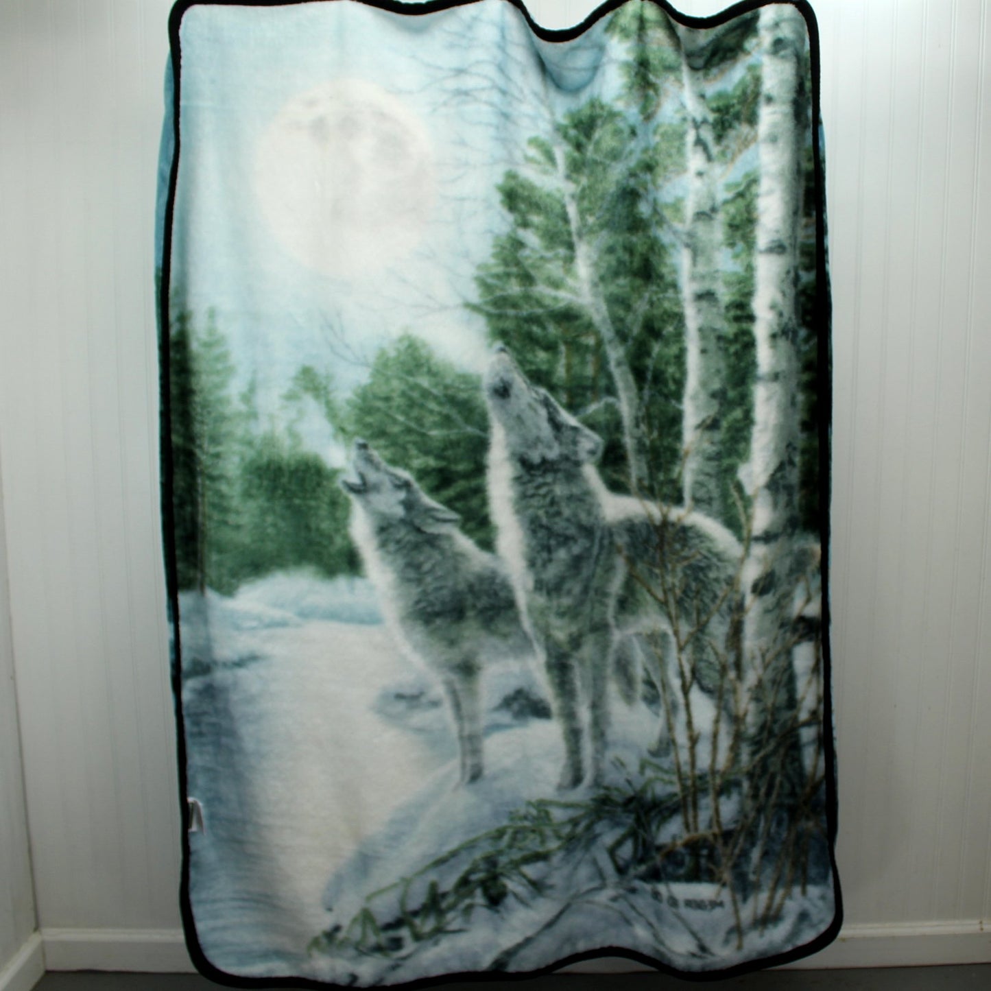 Oeko-Tex wild Frontier Series Throw Blanket Pair Wolves Excellent reverse lighter side pix