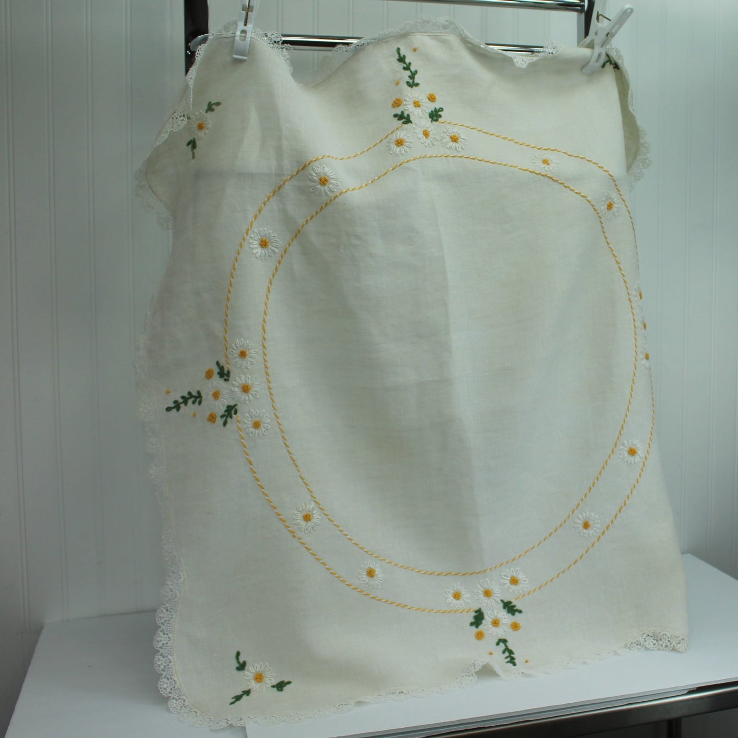 Finely Embroidered Off White Linen Table Cloth Daisies Lace Elegant Vintage full view
