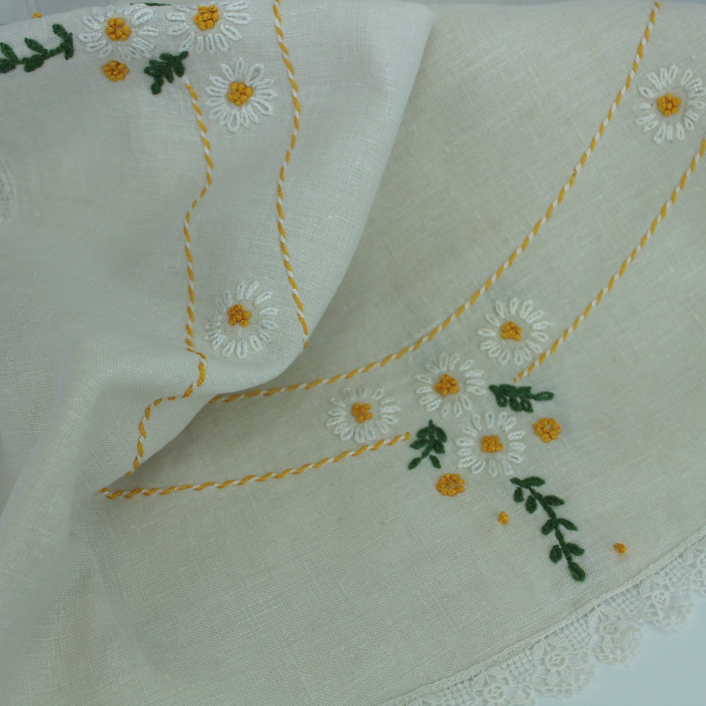 Finely Embroidered Off White Linen Table Cloth Daisies Lace Elegant Vintage well executed embroidery