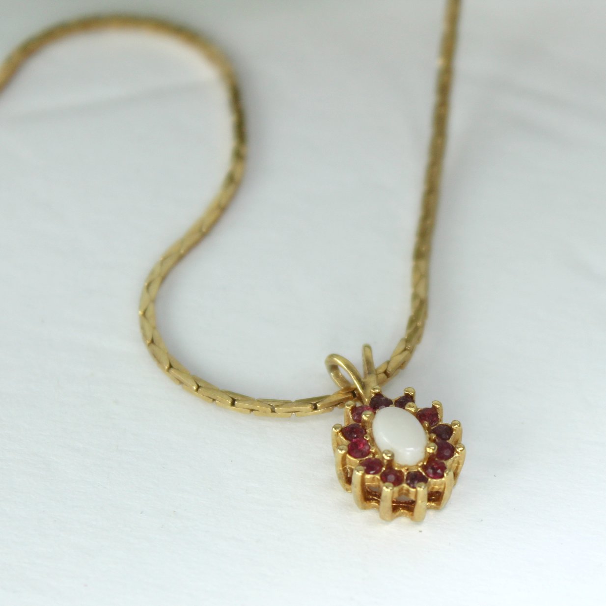 Costume Opal Ruby Necklace Gold Tone Chain Good Look closeup pendant