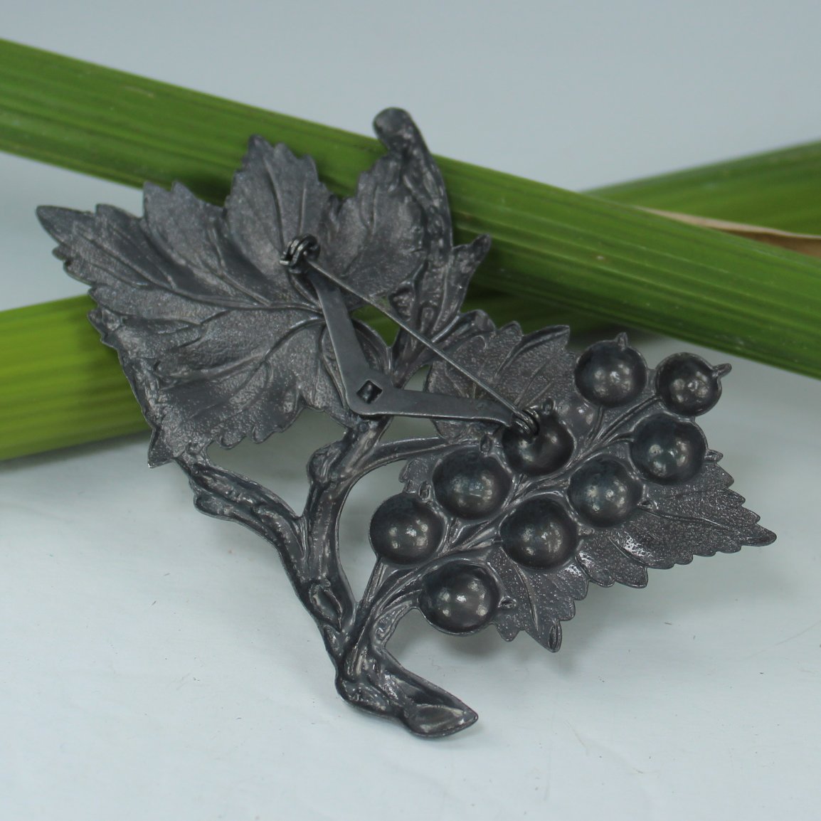 Large Striking Metal Pin Grape Cluster Leaf Pewter Finish Lightweight reverse pin