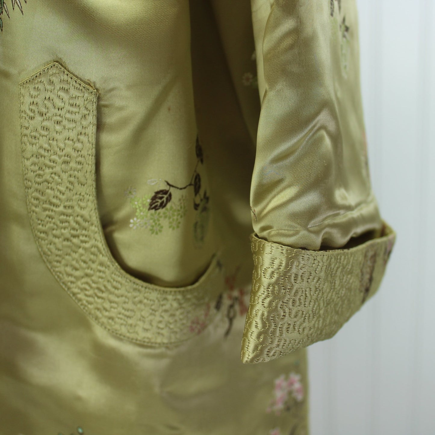 Peony Shanghai Womens Robe Gold Floral Decor Stitch Frog Closures Special detail