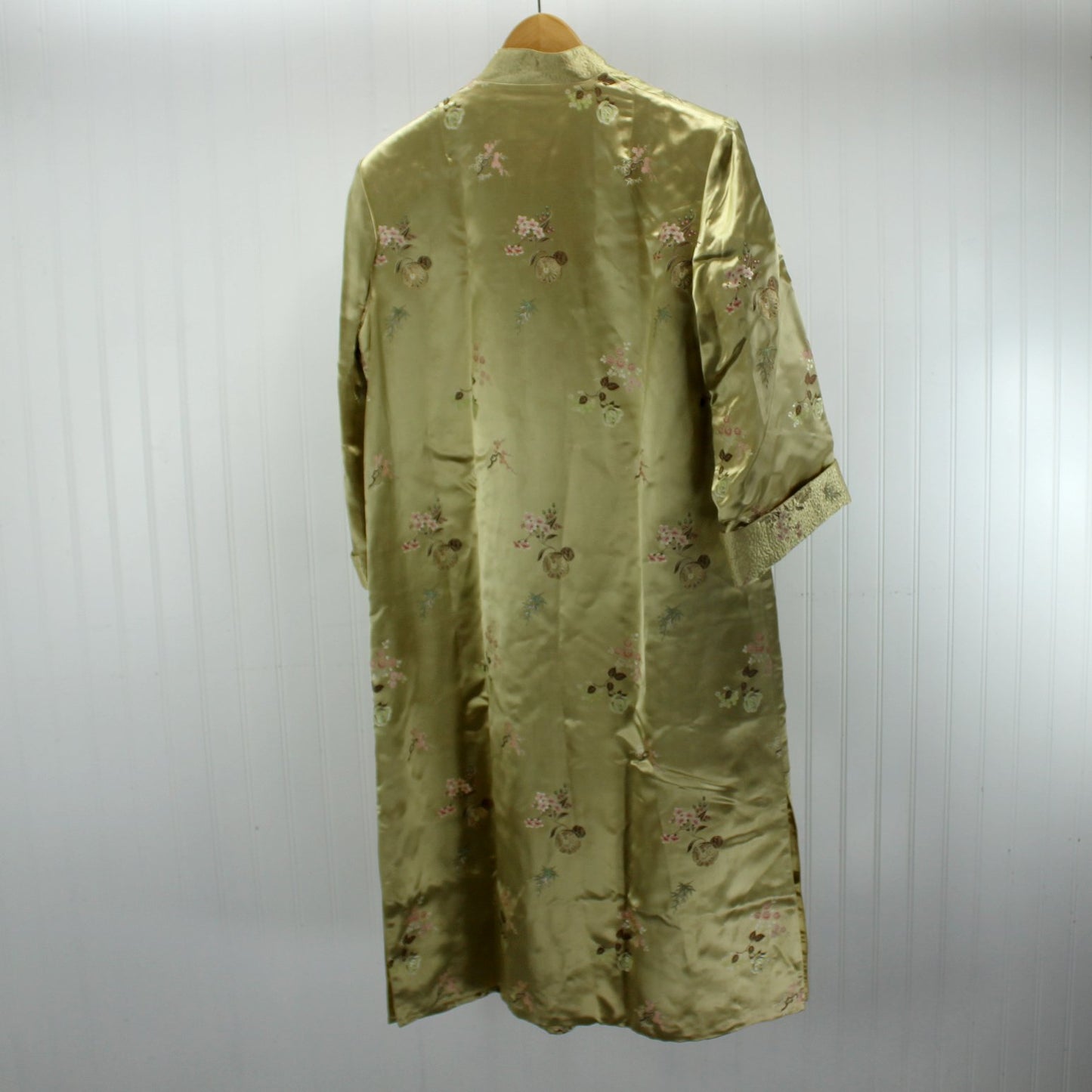 Peony Shanghai Womens Robe Gold Floral Decor Stitch Frog Closures Special back view