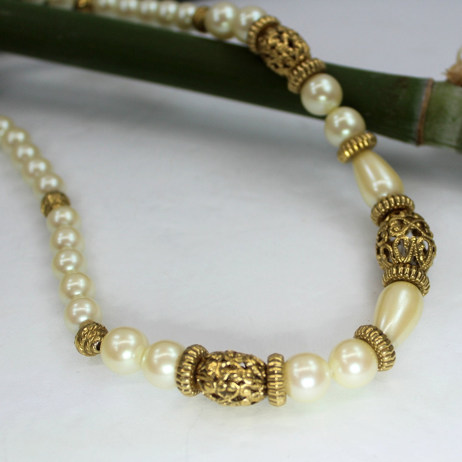 Maker 1928 Necklace Goldtone Filigree Pearls 18" Great Look closseup