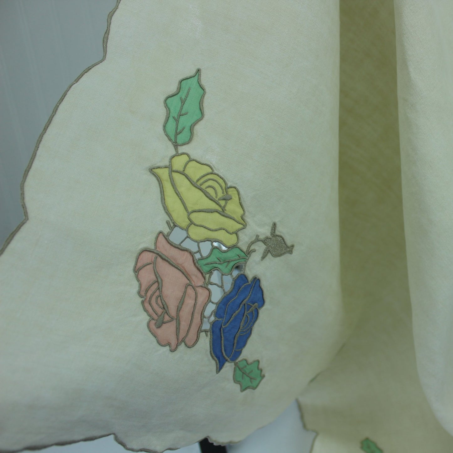 Small Vintage Tablecloth 2 Napkins Off White Linen Pastel Floral Applique closeup design applique