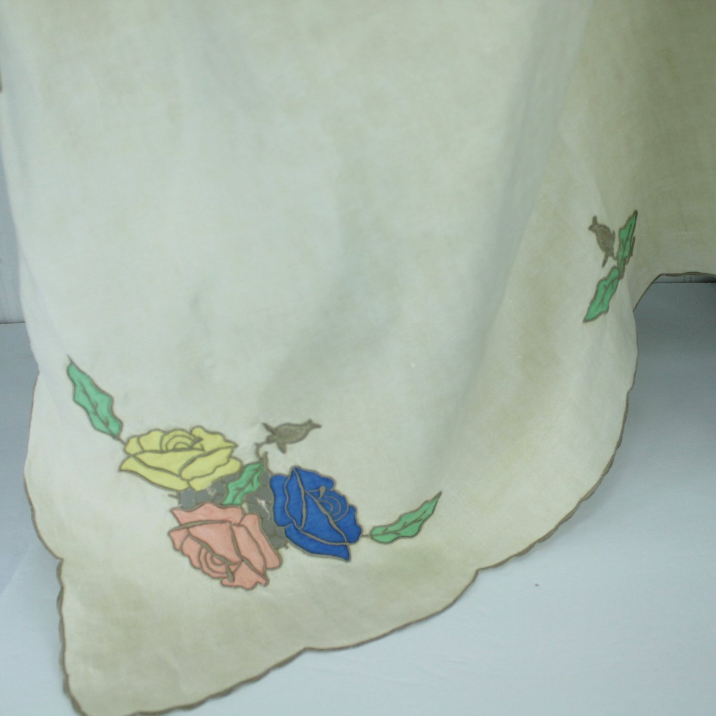 Small Vintage Tablecloth 2 Napkins Off White Linen Pastel Floral Applique each corner design