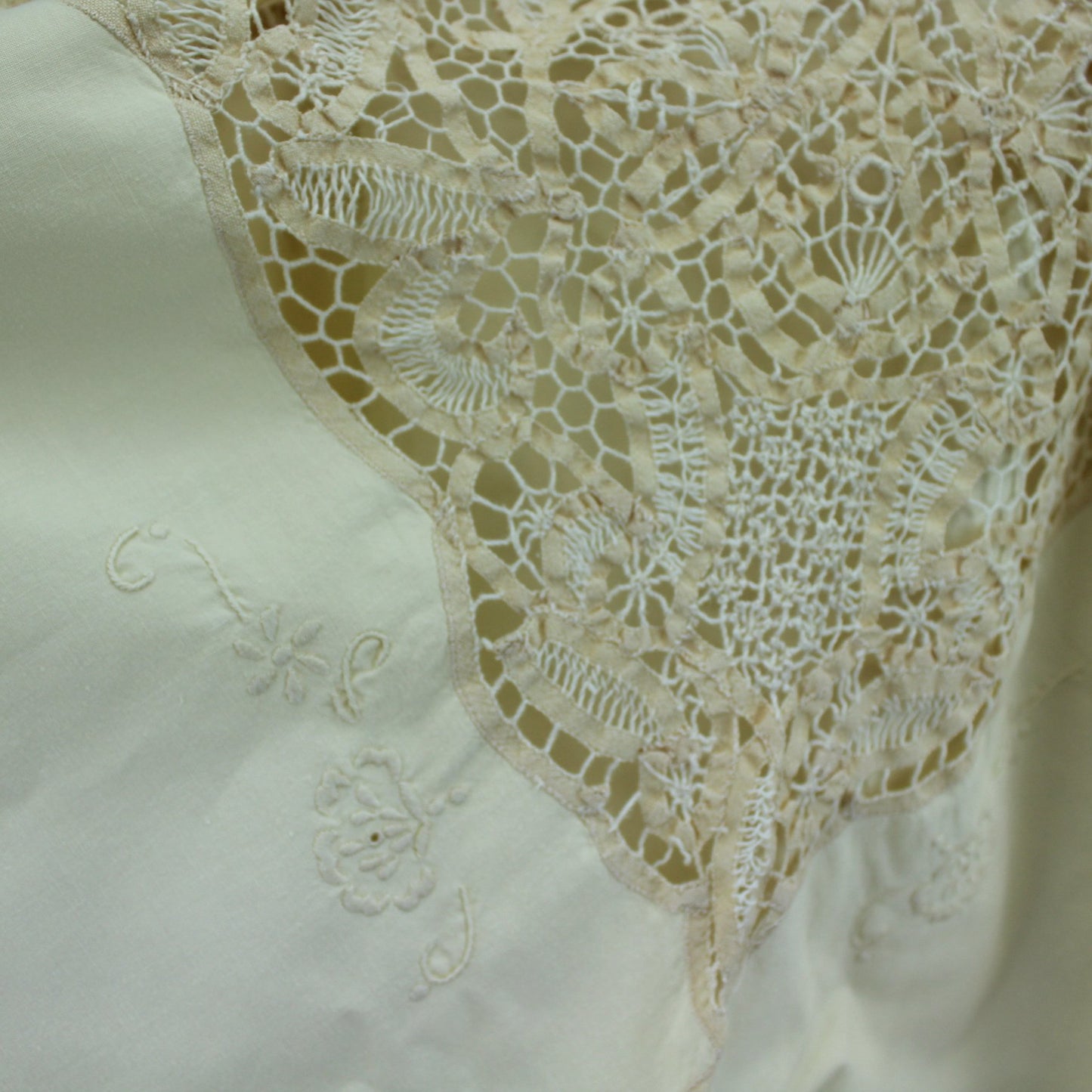 Round 60" Linen Natural Color Tablecloth Napkins Heavy Lace Embroidery pattern allover