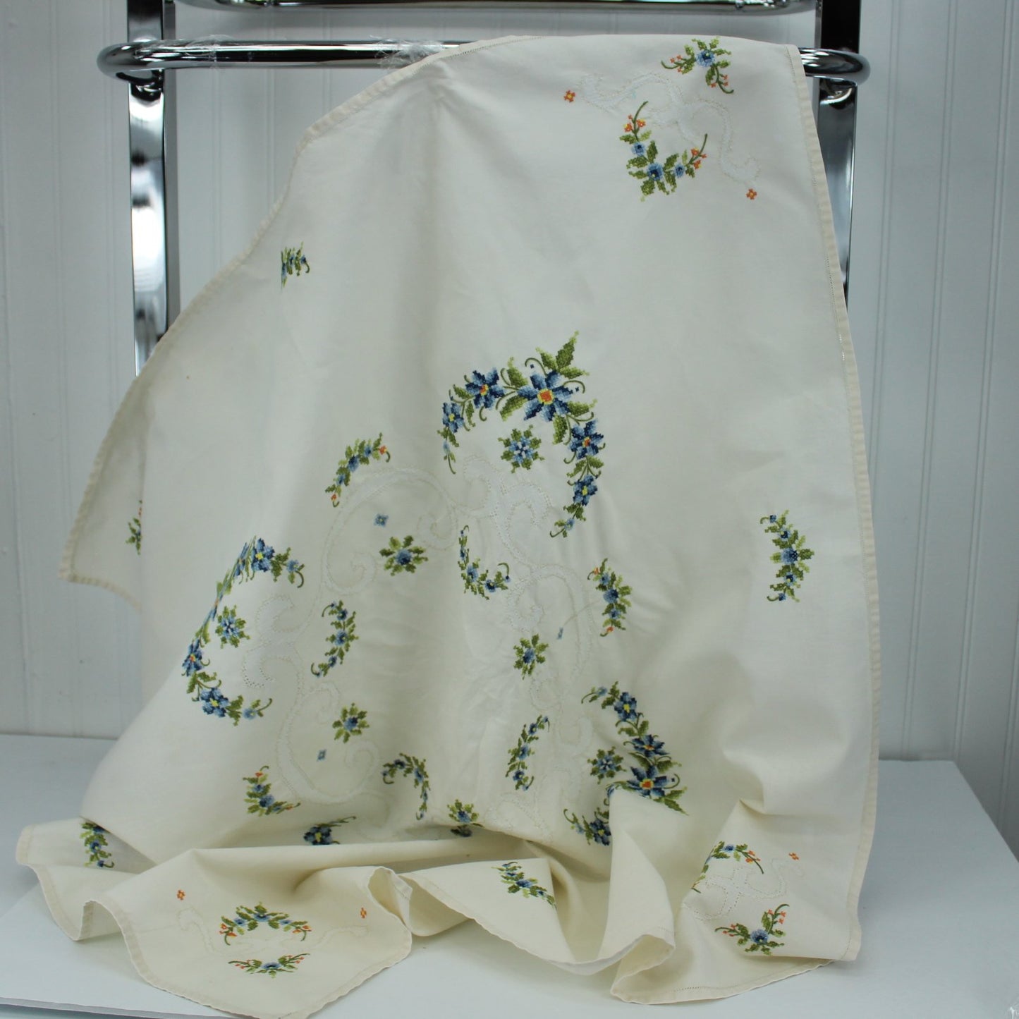 Small Cross Stitch Embroidered Tablecloth Off White Linen Hemstitch Edges 3 Napkins tablecloth full shot