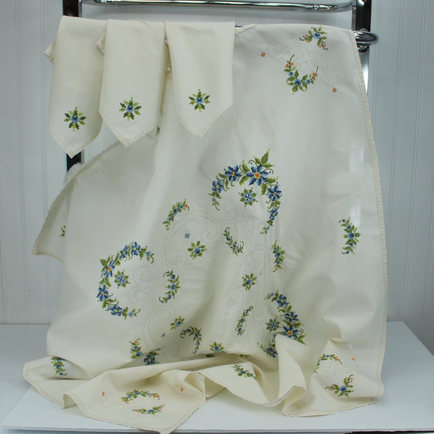 Small Cross Stitch Embroidered Tablecloth Off White Linen Hemstitch Edges 3 Napkins