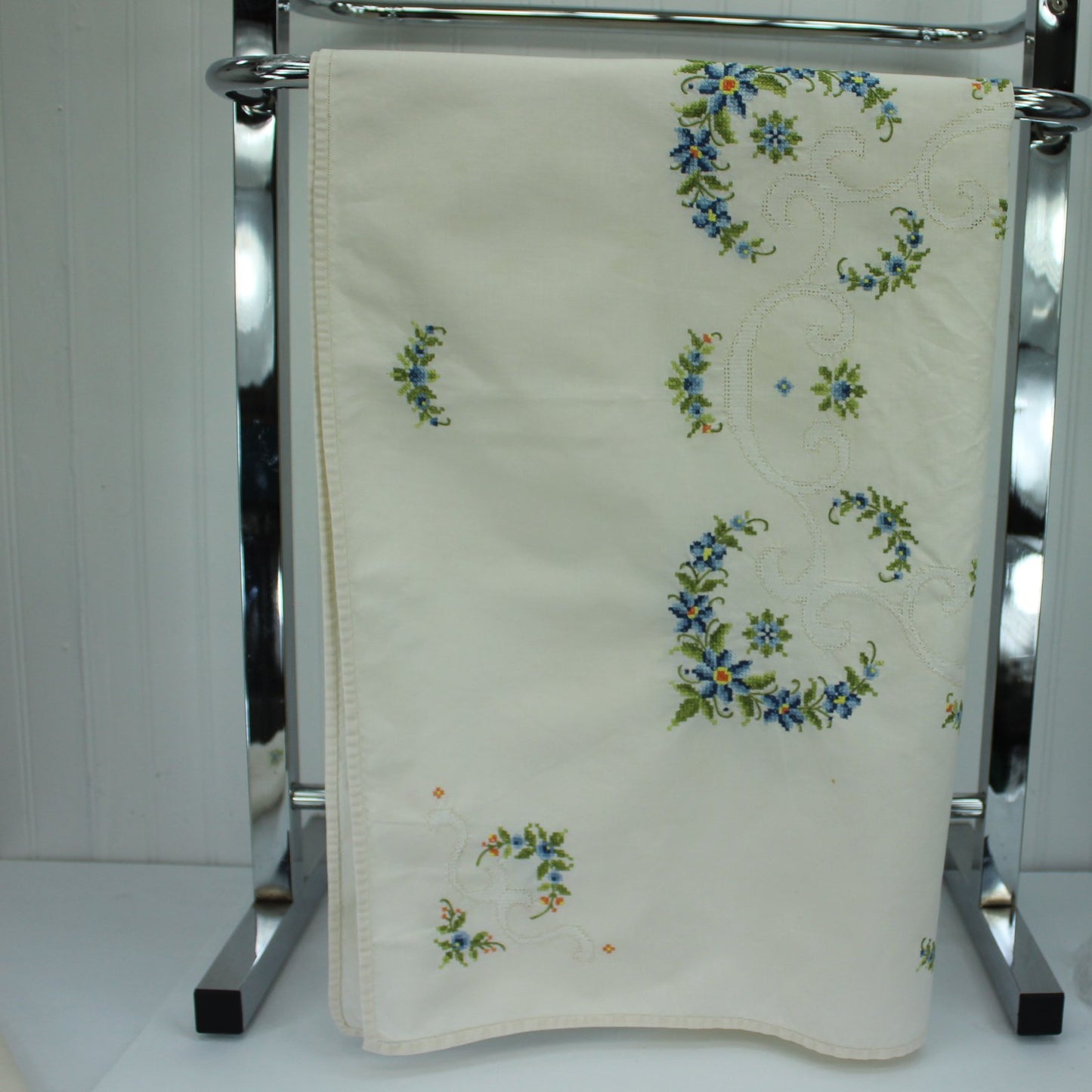 Small Cross Stitch Embroidered Tablecloth Off White Linen Hemstitch Edges 3 Napkins linear view