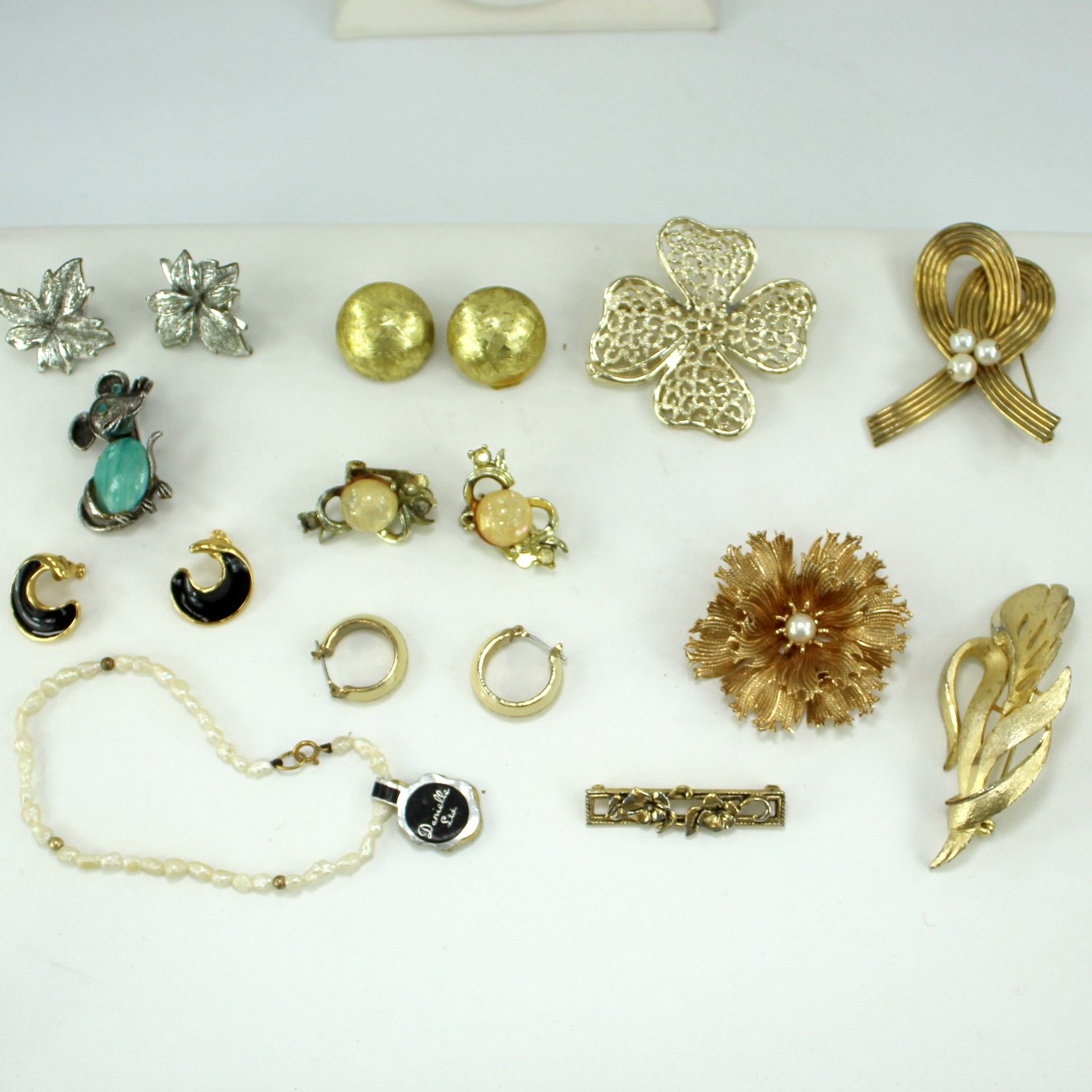Lot Collection 25 Vintage Designer Signed Jewelry Necklaces Bracelets Pins Earrings new freshwater pearl blet  Coro earrings avon mouse