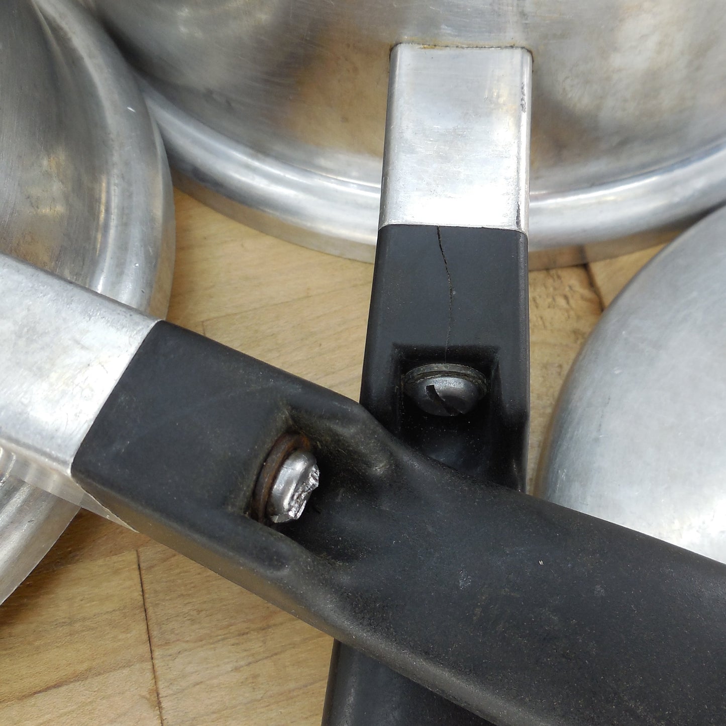Kitchen Craft USA Aluminum 1 & 2-1/2 Quart Saucepans & Lids Crack