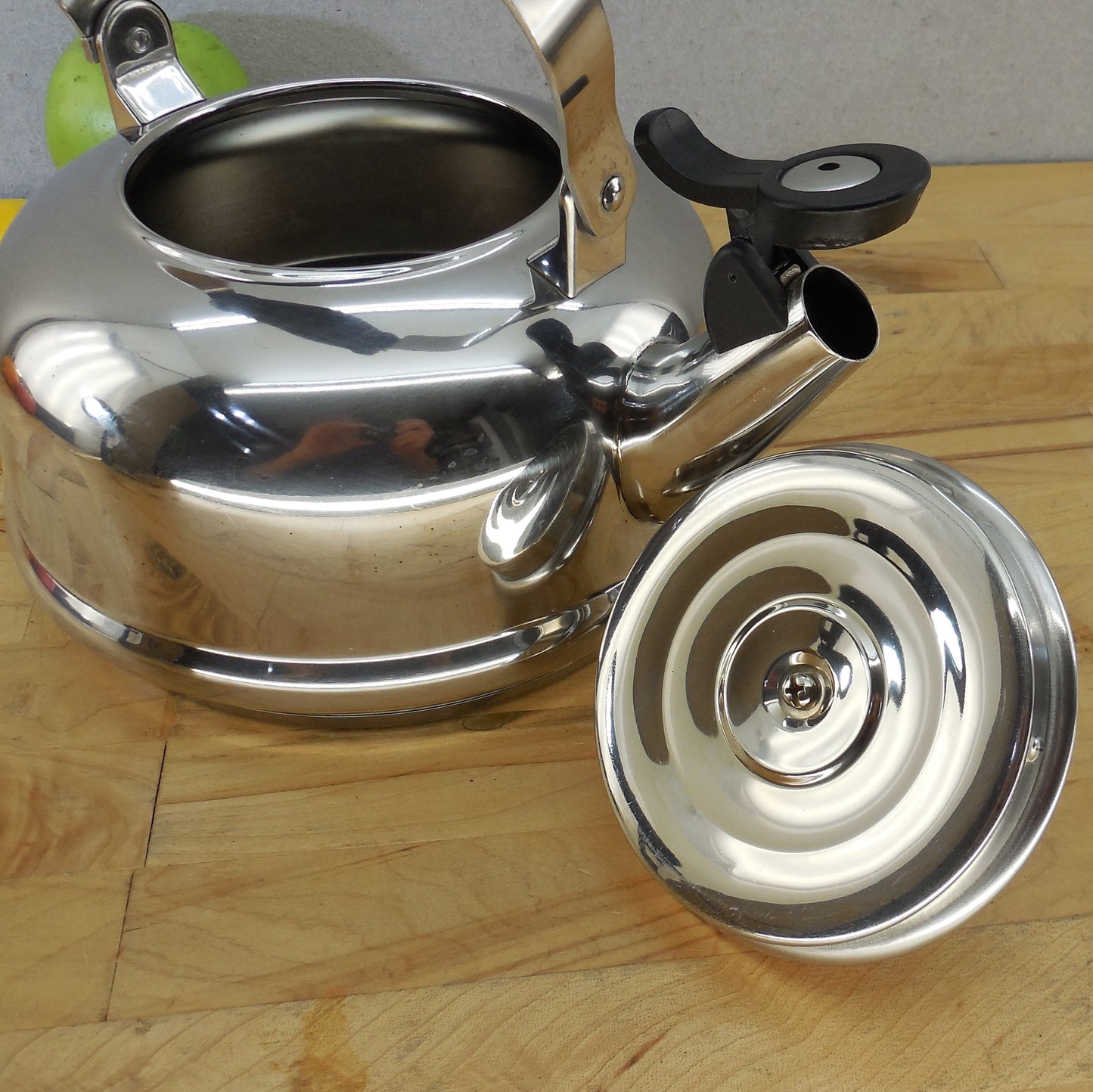 Le Creuset Tea Kettle Stainless Steel Whistling Pot 1.7QT 1.6 L Lid