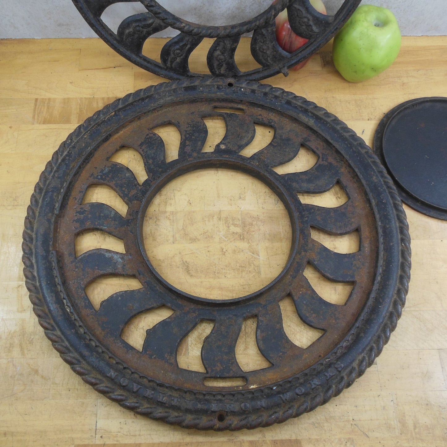 Antique Novelty Iron Works Cast Iron Round Floor Grate Register Sterling Ill. Used