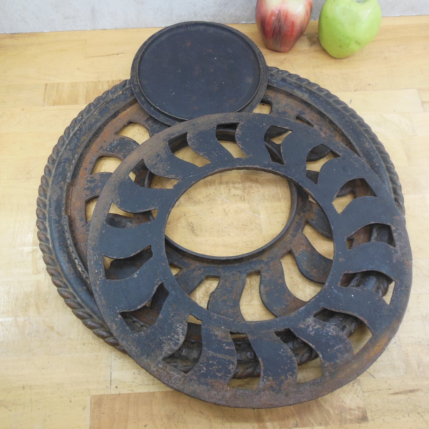 Antique Novelty Iron Works Cast Iron Round Floor Grate Register Sterling Ill. Black