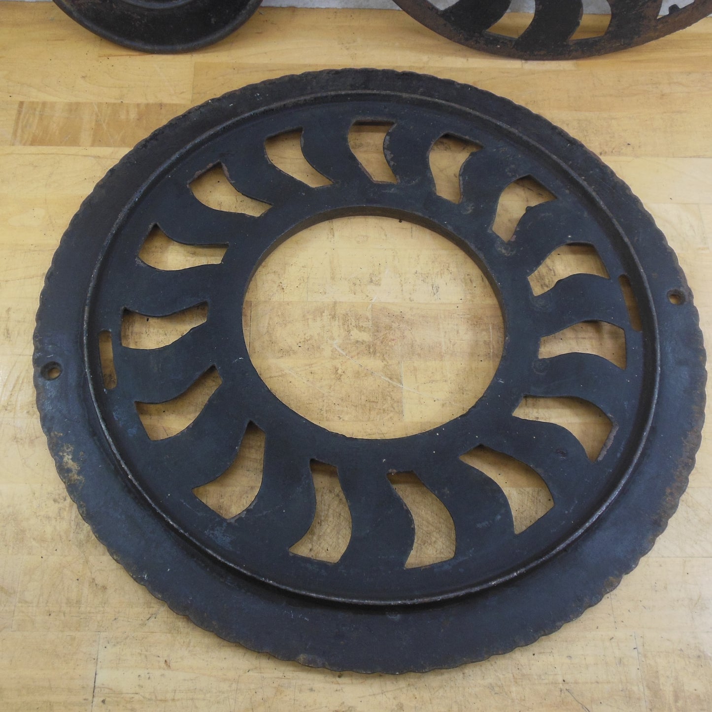 Antique Novelty Iron Works Cast Iron Round Floor Grate Register Sterling Ill. Salvage