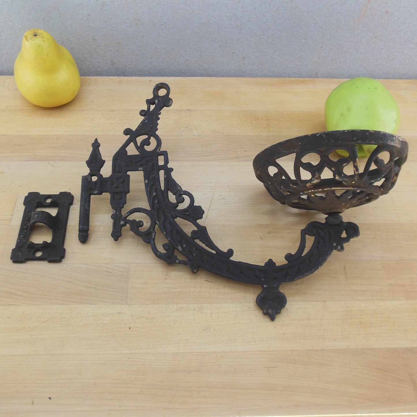 Antique Stover Mfg. Co. USA Cast Iron Oil Lamp Holder Wall Bracket Used
