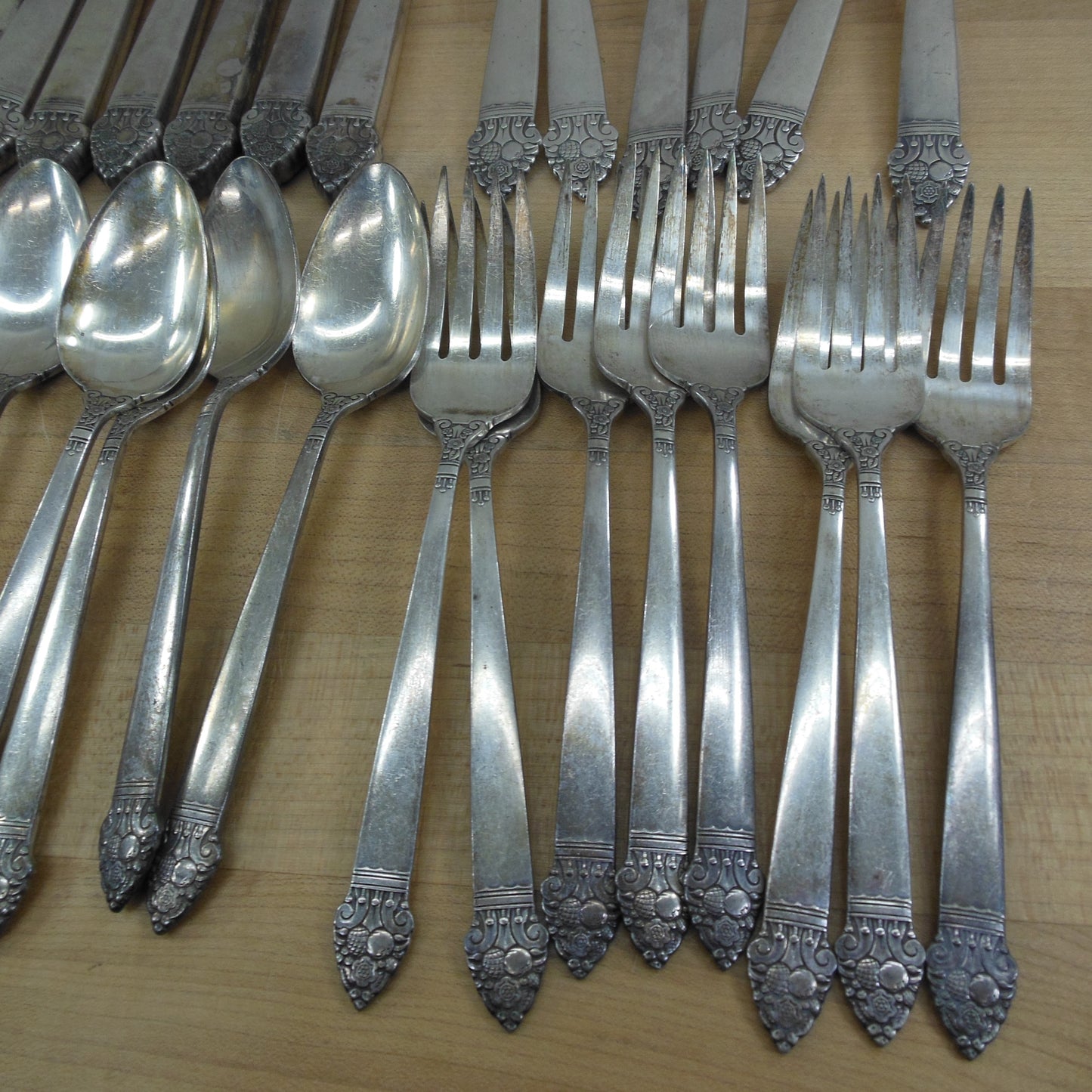 Oneida Community King Cedric Silverplate Flatware 32 Pieces vintage