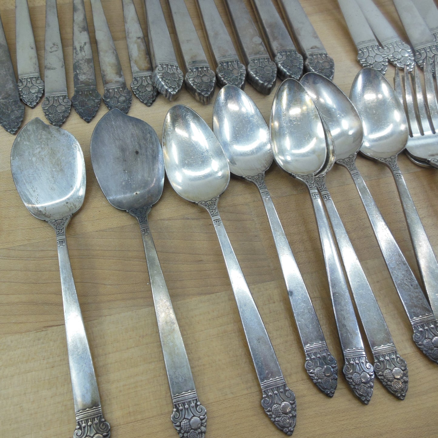 Oneida Community King Cedric Silverplate Flatware 32 Pieces teaspoons