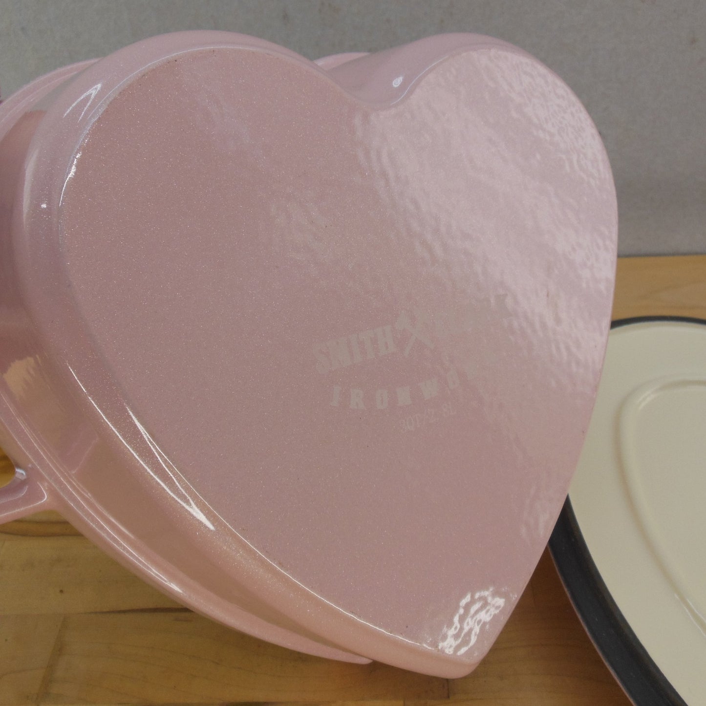 Smith & Clark Ironworks Pink Heart 3-Quart Enamel Cast Iron Dutch Oven Unused Bottom