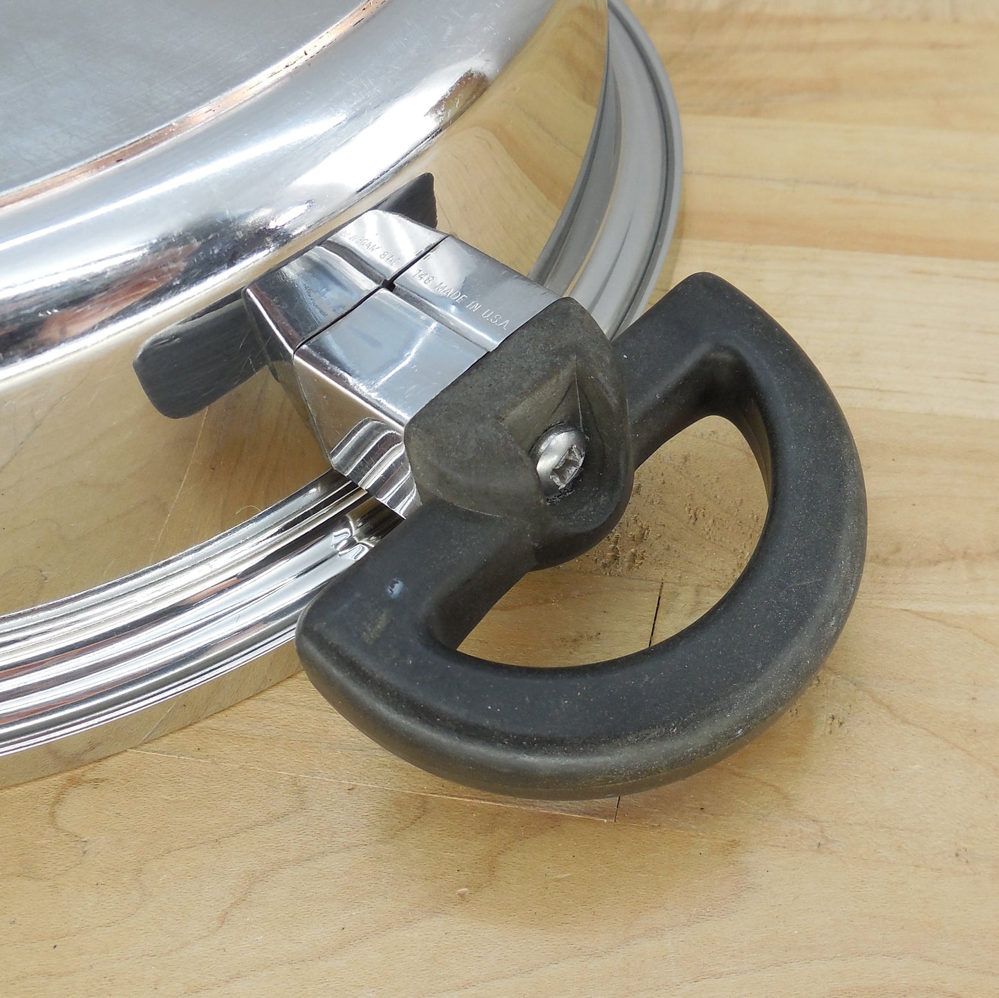 Cordon Bleu USA 7 Ply T304 Stainless 3 Qt. 10" Saute Pan & Lid handle