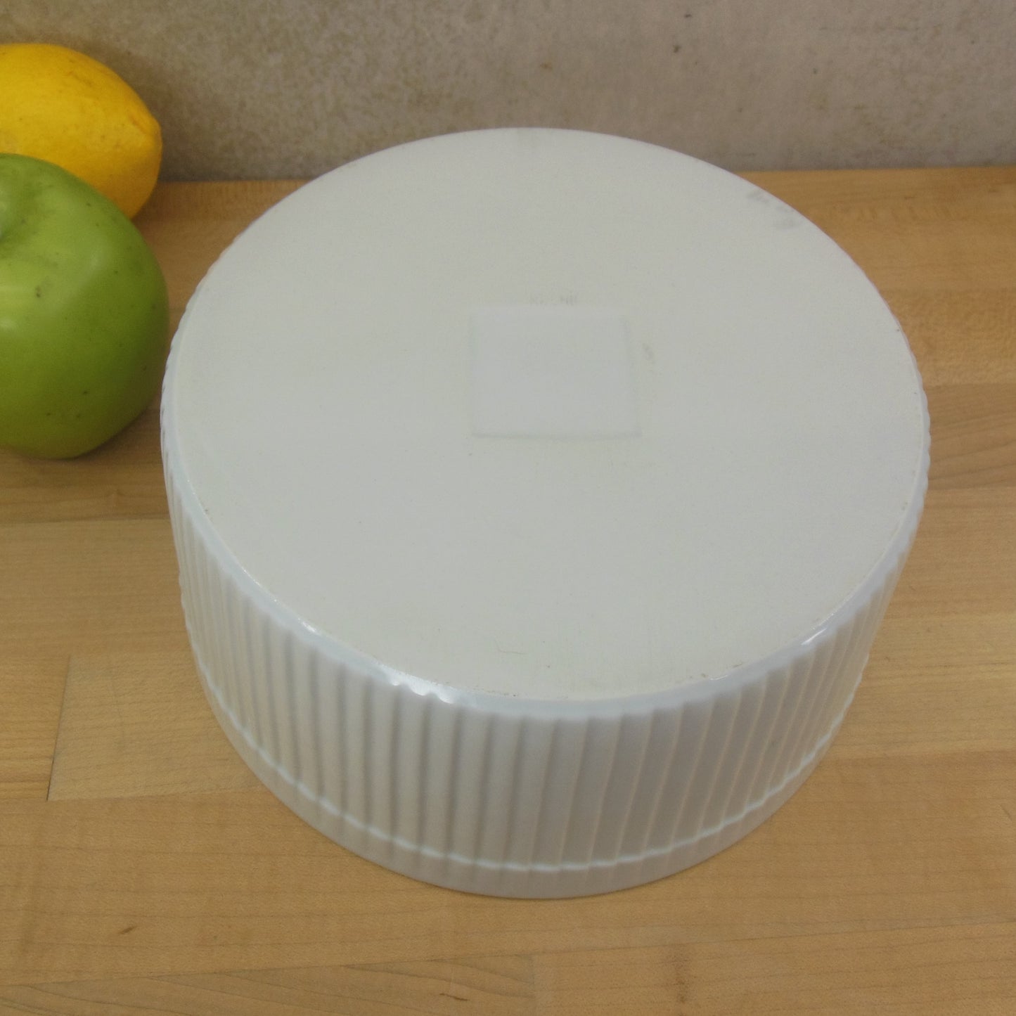 Unbranded 2 Quart Fluted White Porcelain Ramekin Souffle Dish bottom