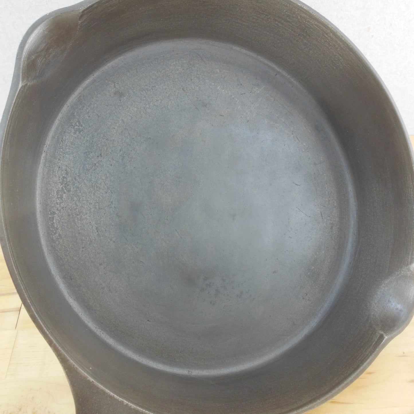 Wagner Ware 1920's #9 c Cast Iron Skillet Heat Ring Stylized Logo interior