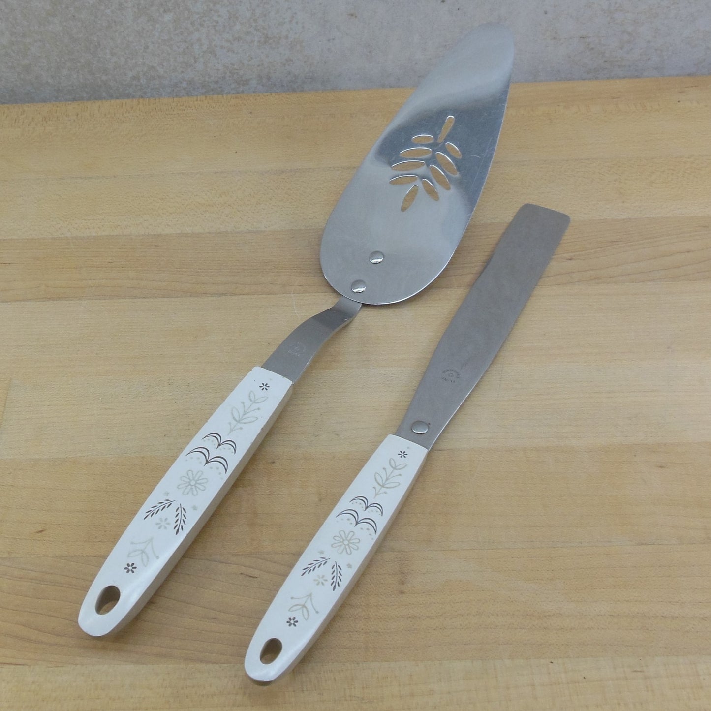 Ekco Flint Harvest Wheat Melamine Tan - Stainless Cake Server & Icing Knife