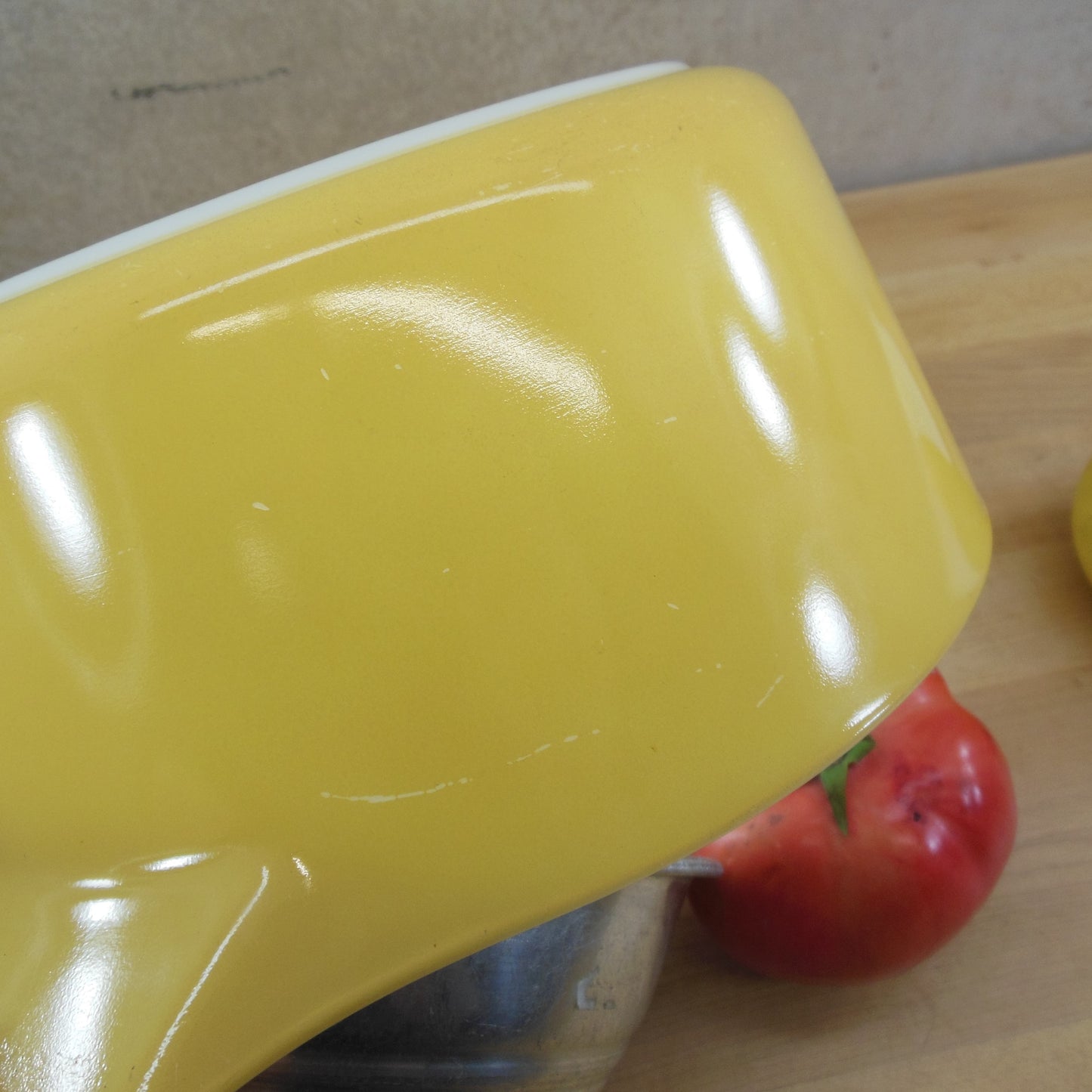 Pyrex Glass USA 1960's Promotional Nouveau Floral 2.5 Quart Round Casserole Scratch