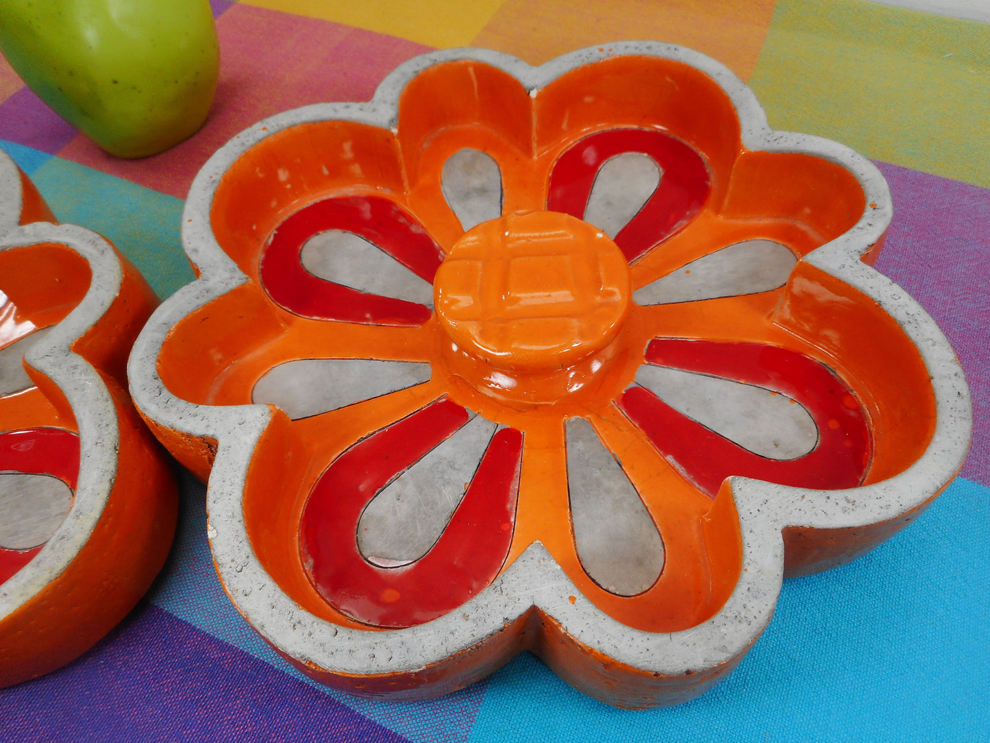 Italy Mid Century Pair Ceramic Pottery Ashtrays Mod Red Orange 8 Petal - Aldo Bitossi Raymor Era used
