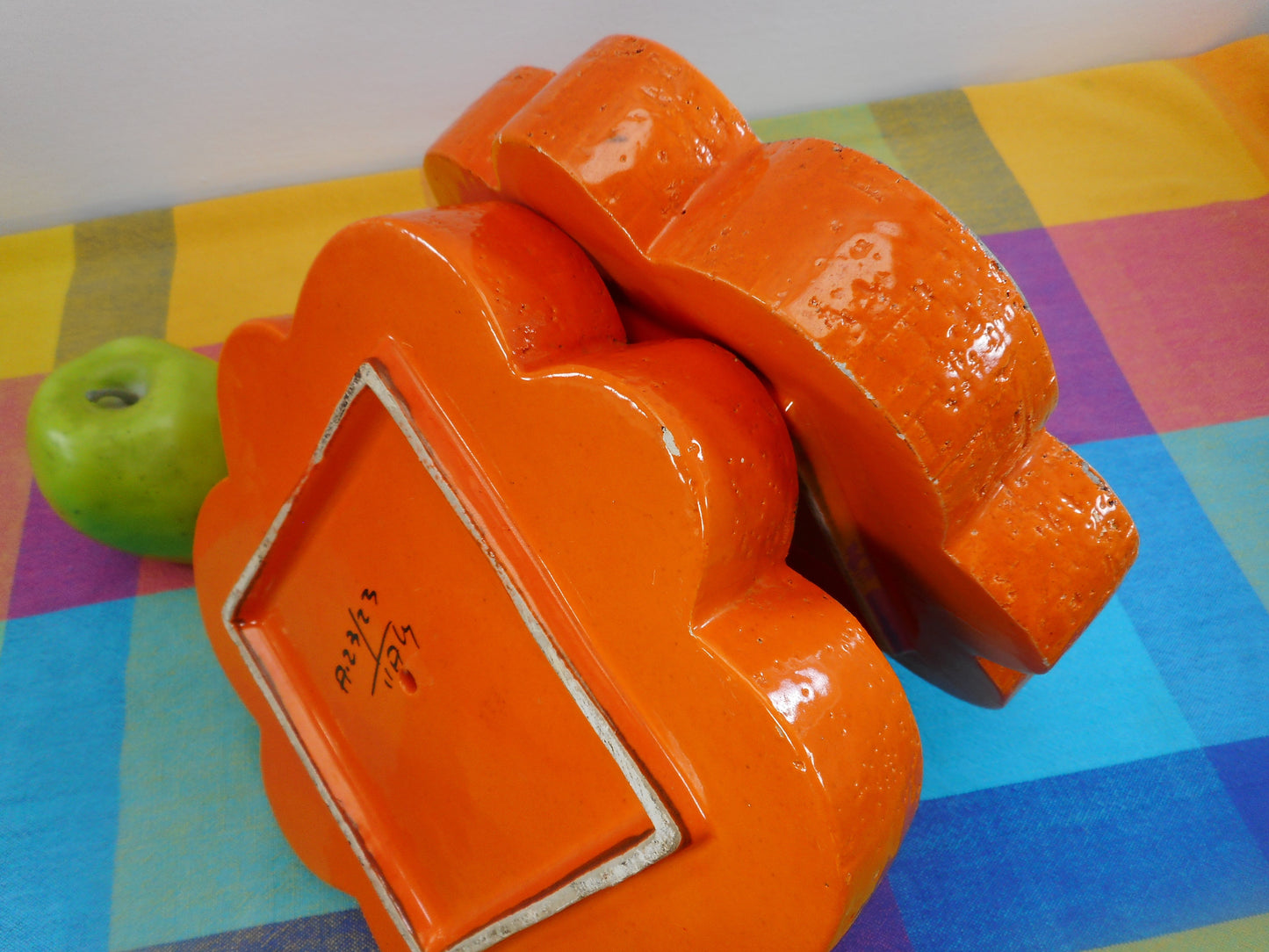 Italy Mid Century Pair Ceramic Pottery Ashtrays Mod Red Orange 8 Petal - Aldo Bitossi Raymor Era Londo