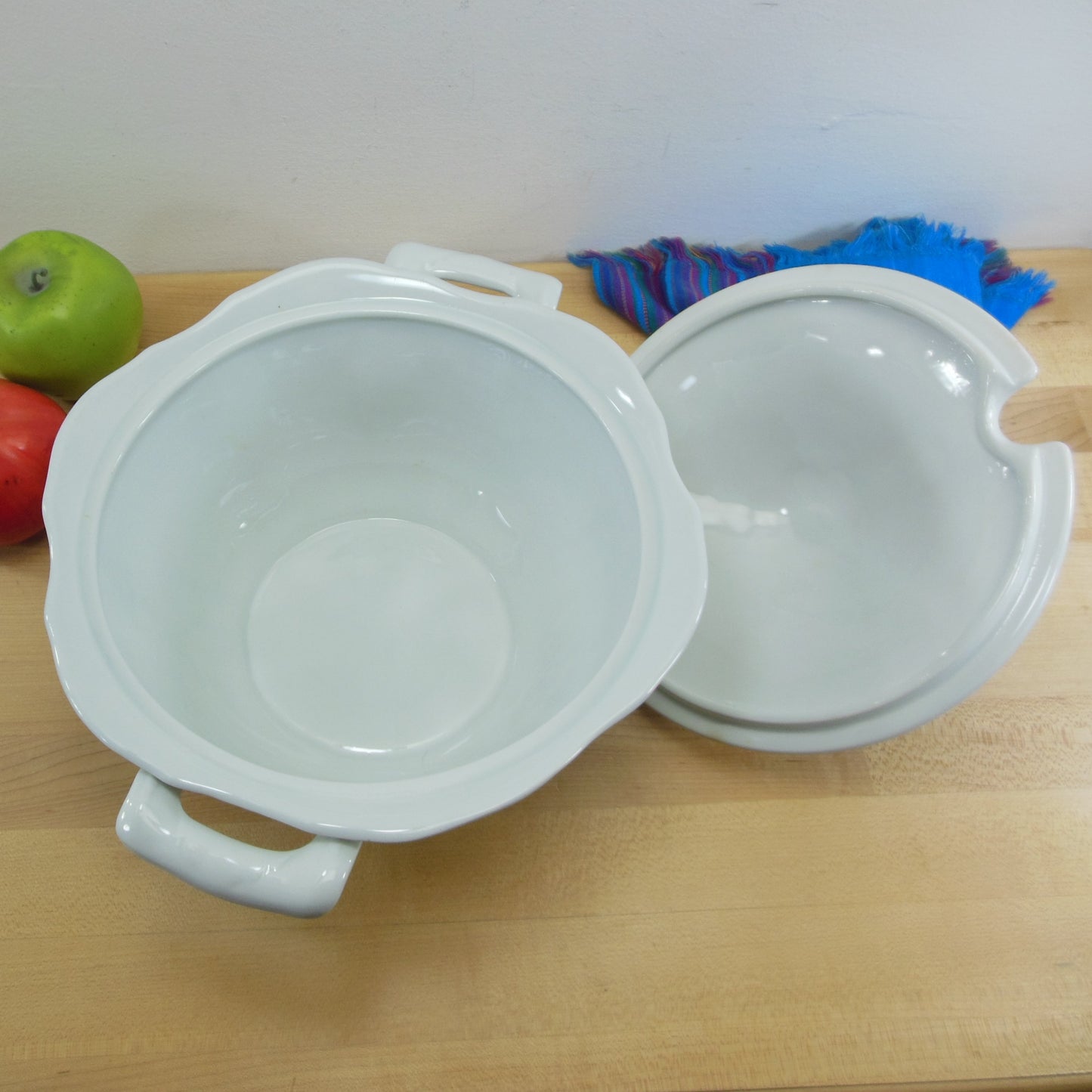 Arabia Finland Solid White Porcelain Soup Tureen Ruffle Scalloped